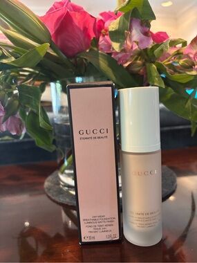Gucci Éternité de Beauté Foundation - Pink & Cream Bottle